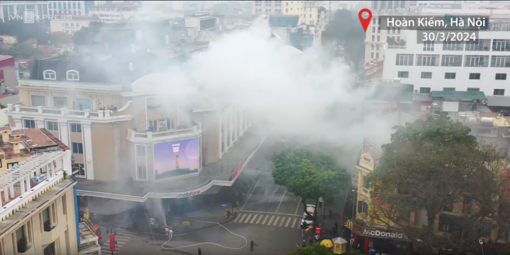 Hàng trăm người diễn tập chữa cháy trên phố đi bộ Hồ Gươm