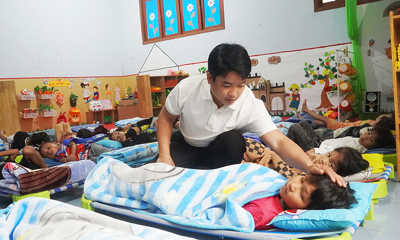 ảnh thầy giáo dạy... mầm non