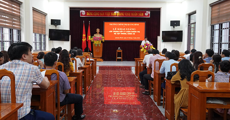 Khai giảng lớp trung cấp lý luận chính trị hệ tập trung, khóa 49