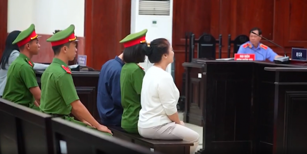 Bà Nguyễn Phương Hằng được cảnh sát dẫn giải đến phiên tòa phúc thẩm