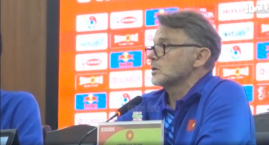 HLV Philippe Troussier lên máy bay về nước, chia sẻ cảm giác nhớ Việt Nam