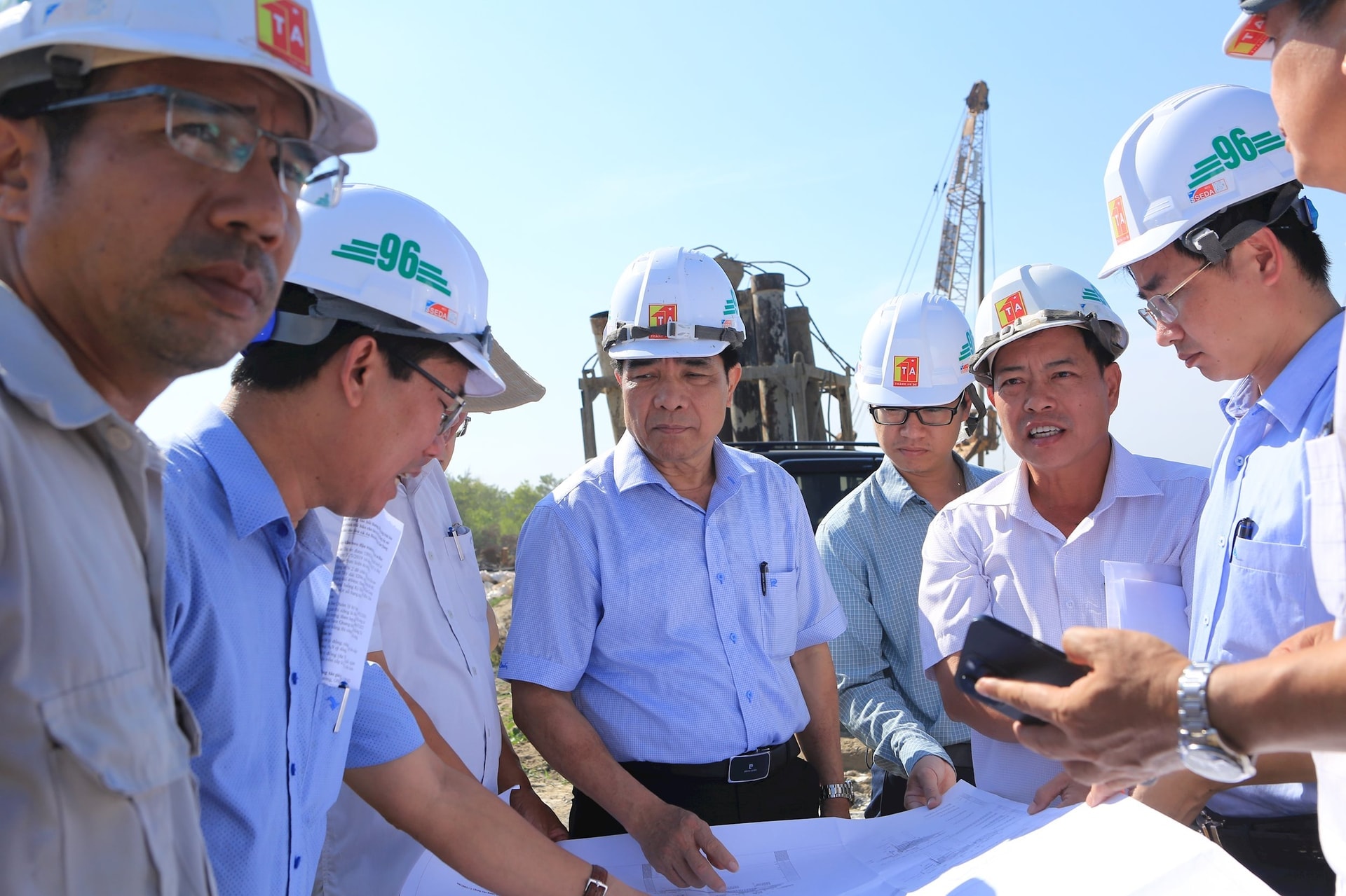 Chủ tịch UBND tỉnh Lê Văn Dũng kiểm tra thực địa dự án sửa chữa, nâng cấp khu neo đậu tránh trú bão cho tàu cá An Hòa. Ảnh: T.C