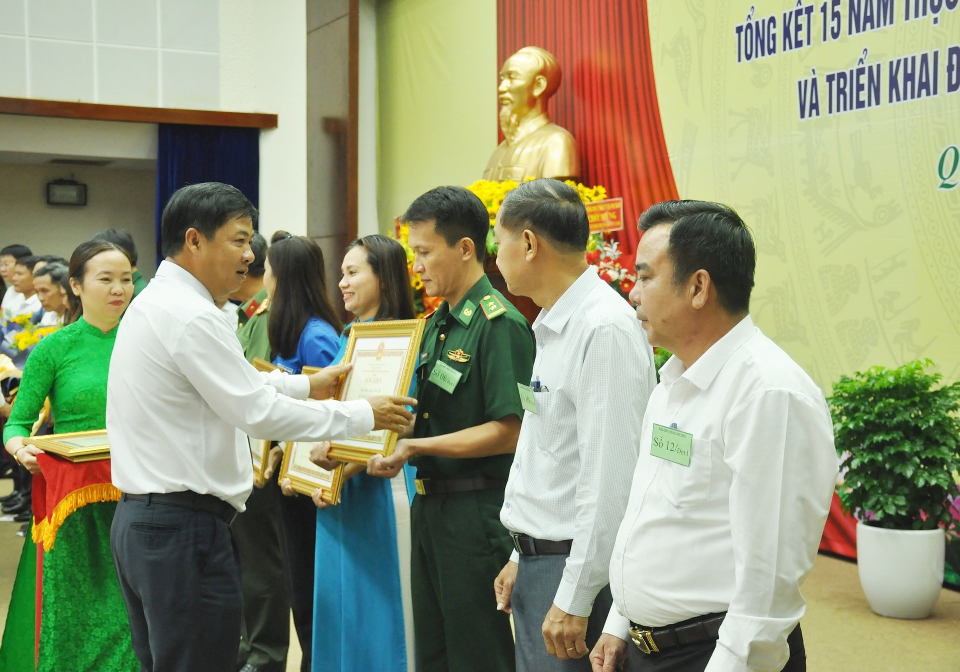 Bí thư Tỉnh ủy Lương Nguyễn Minh Triết trao Bằng khen của UBND tỉnh tặng các tập thể điển hình trong phong trào thi đua “Dân vận khéo”. Ảnh: N.Đ