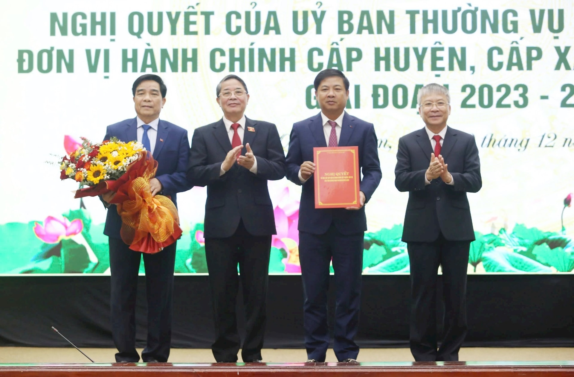 Phó Chủ tịch Quốc hội Nguyễn Đức Hải trao Nghị quyết 1241 của Ủy ban Thường vụ Quốc hội và tặng hoa chúc mừng cho các đồng chí Thường trực Tỉnh ủy Quảng Nam. Ảnh: N.Đ