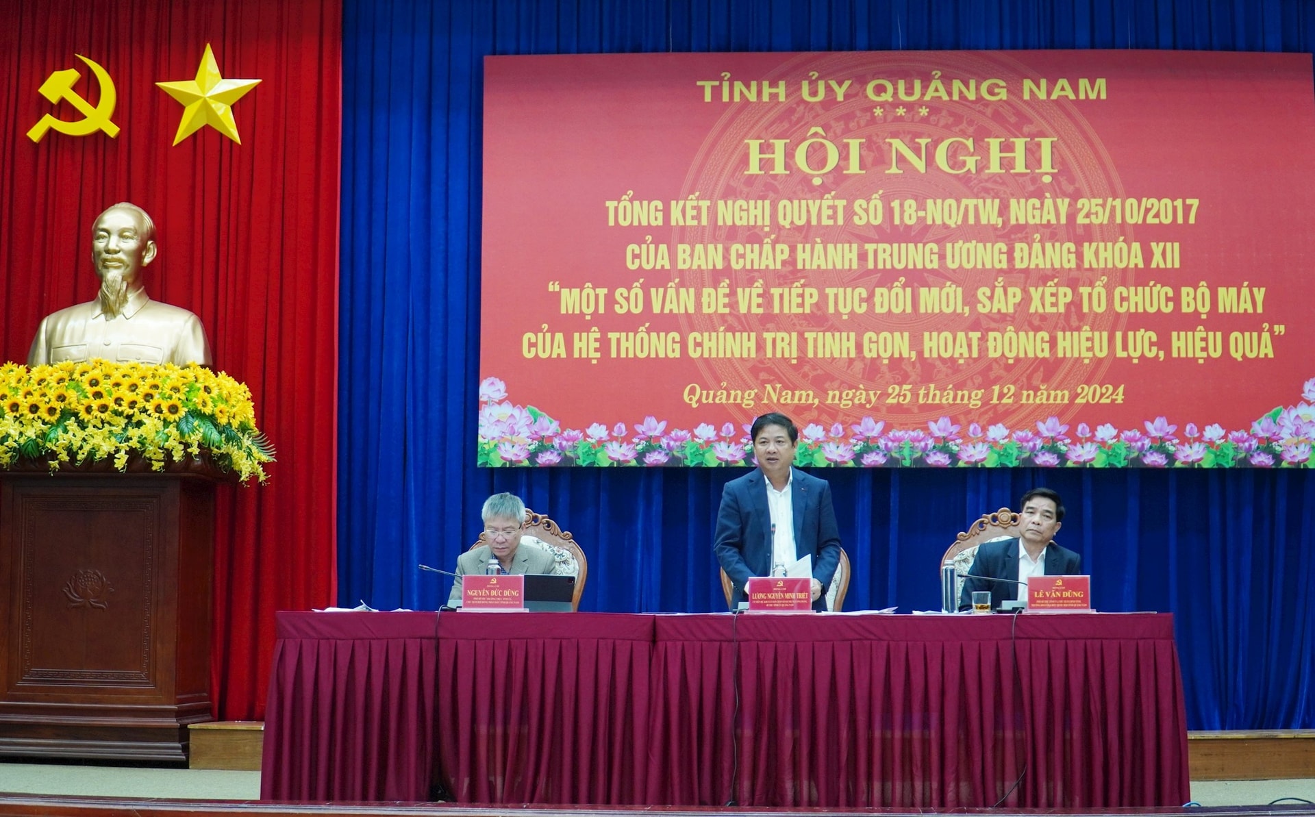 Các đồng chí Thường trực Tỉnh ủy chủ trì và điều hành hội nghị. Ảnh: N.Đ