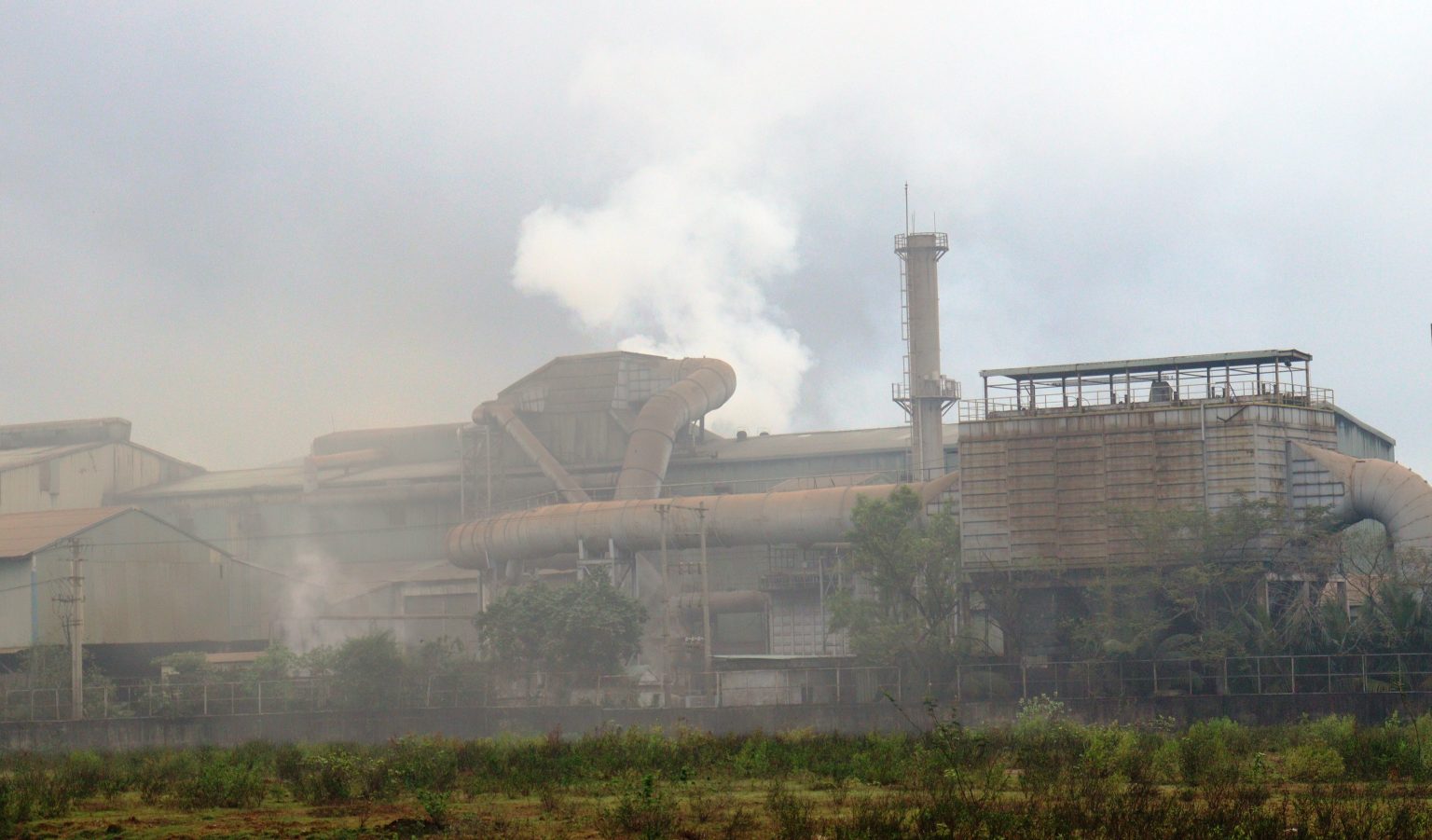 Doanh nghiệp xả khí thải phải kê khai, nộp phí bảo vệ môi trường