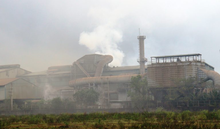 Doanh nghiệp xả khí thải phải kê khai, nộp phí bảo vệ môi trường