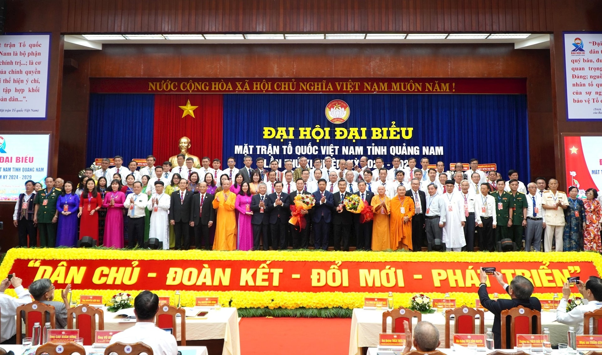 Lãnh đạo Ủy ban Trung ương MTTQ Việt Nam và tỉnh Quảng Nam tặng hoa chúc mừng các vị được Đại hội hiệp thương vào Ủy ban MTTQ Việt Nam tỉnh Quảng Nam khóa XI (nhiệm kỳ 2024 - 2029). Ảnh: P.V