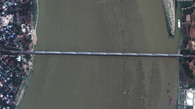 Cầu Inwa ở Mandalay trước và sau động đất. Ảnh: Maxar