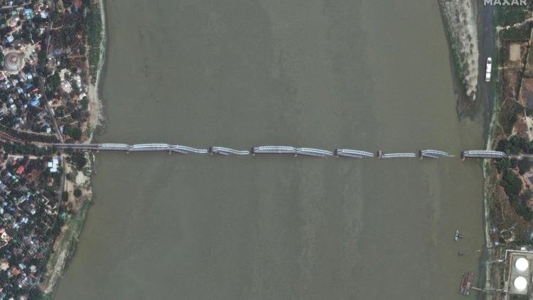 Cầu Inwa ở Mandalay trước và sau động đất. Ảnh: Maxar